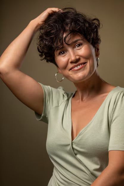 files/retrato-mujer-sonriente-plano-medio_23-2149213120_1.avif